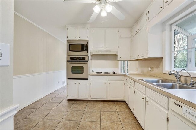 Photo - 2476 Woodside Way