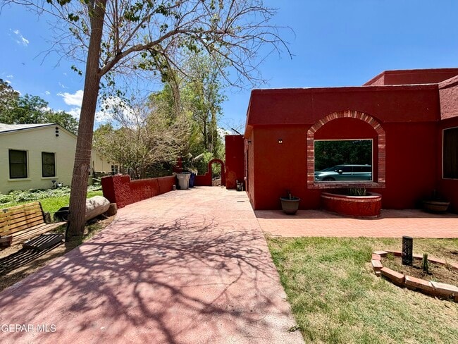 7404 Franklin Dr