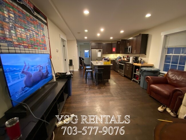 Building Photo - 27 Wait St Unit 27 Wait