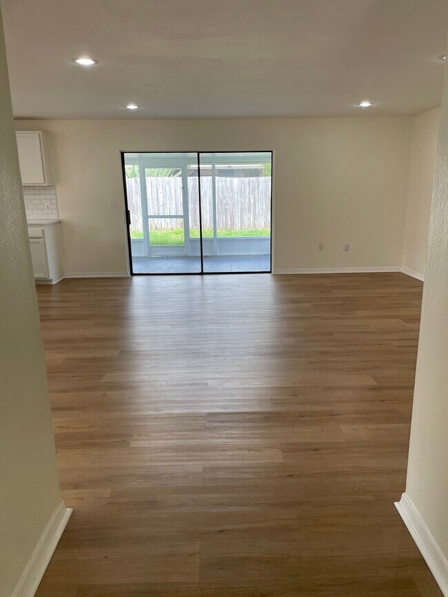 Photo - 5900 25 Way S