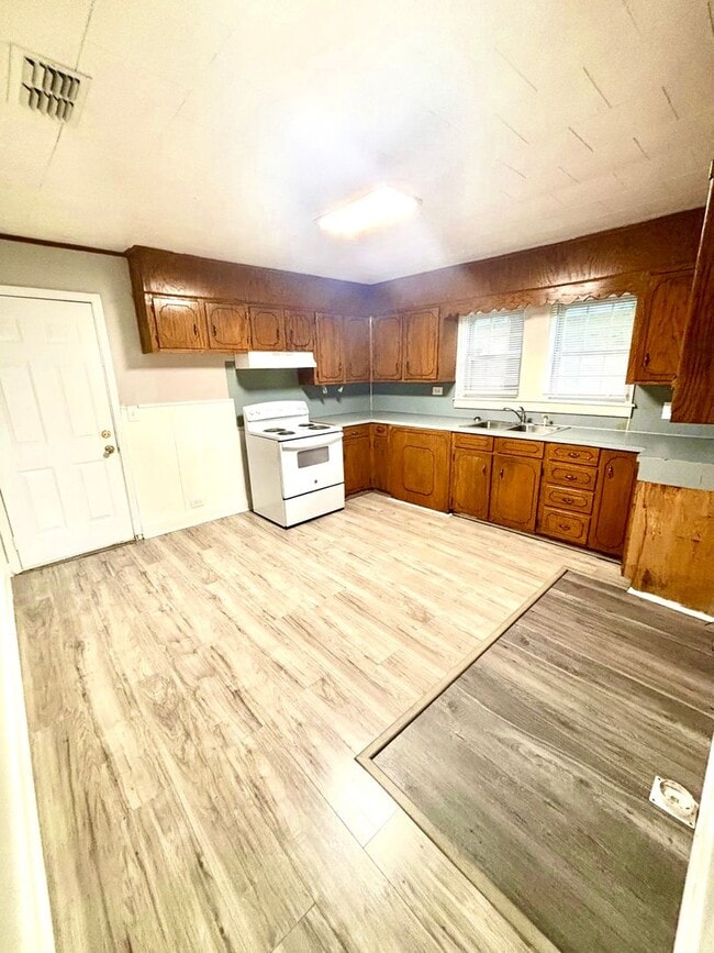 Photo - 257 N Pine Ave