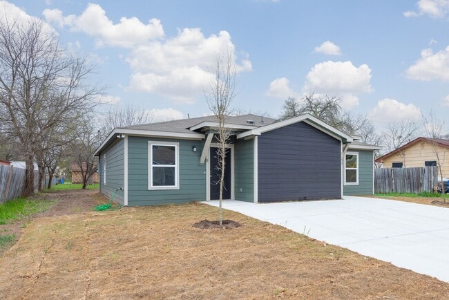 Photo - Spacious 3-Bedroom Home with Hardwood Floors & Modern Finishes in Seguin