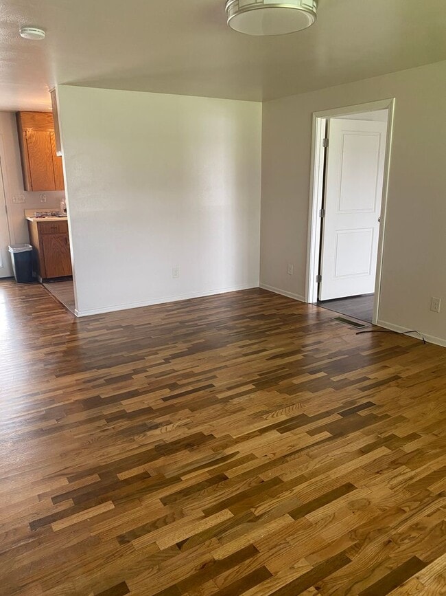 Building Photo - Recently Updated Home Near High School