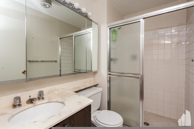 Photo - 3930 N Pine Grove Ave Unit 901