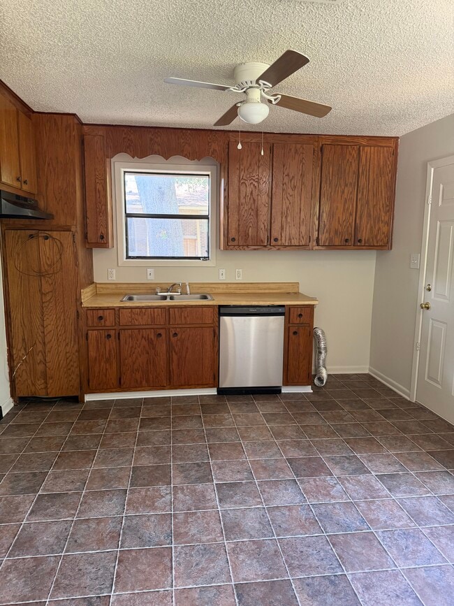 Photo - 2200 Holmes St