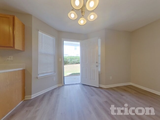 Photo - 360 Springhaven Way SE