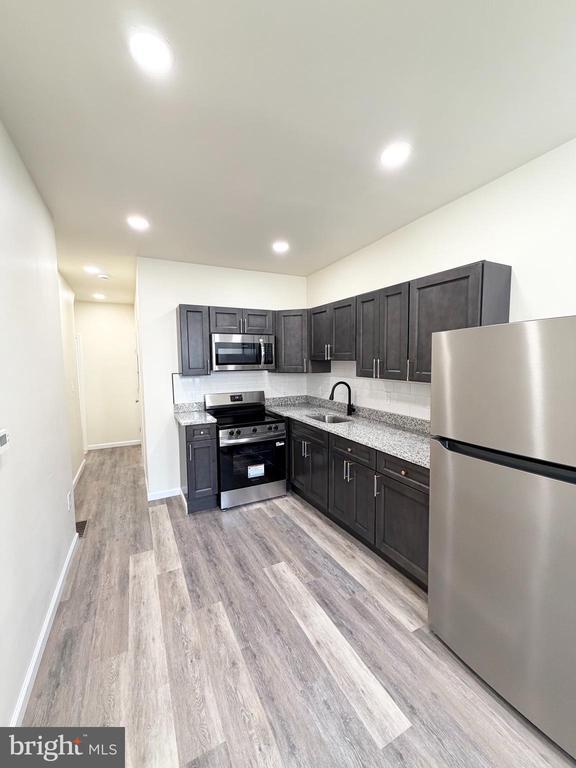 Building Photo - 240 W Ontario St Unit 1