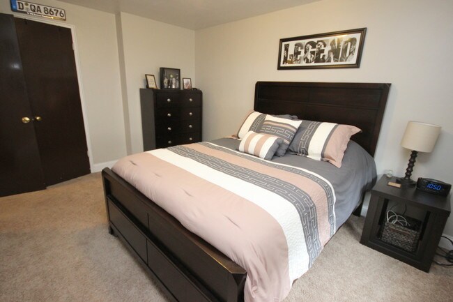 Photo - Montrose Manor