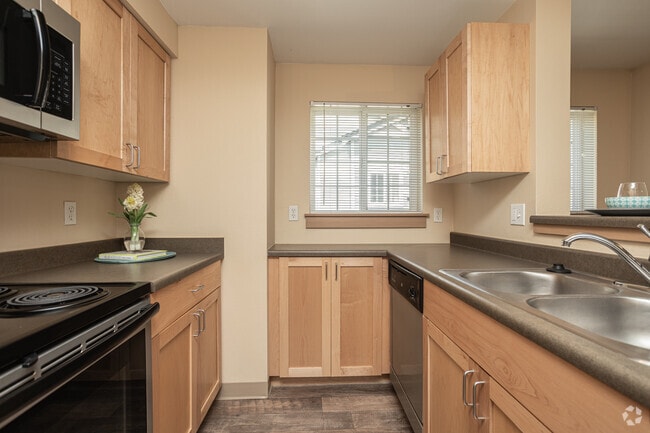 1BR, 1BA - 736 SF