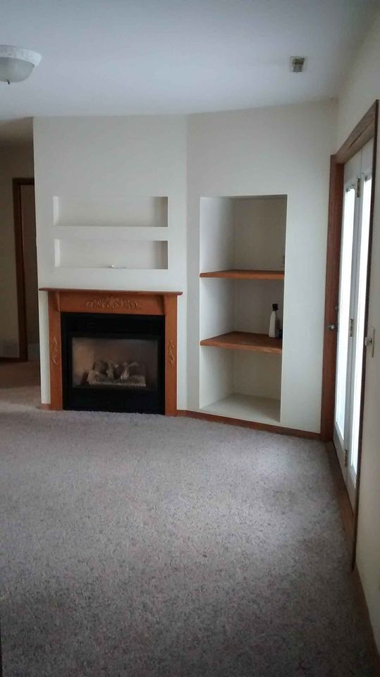 Living room/Gas Fireplace - 511 10th St SE Apartments Unit 513