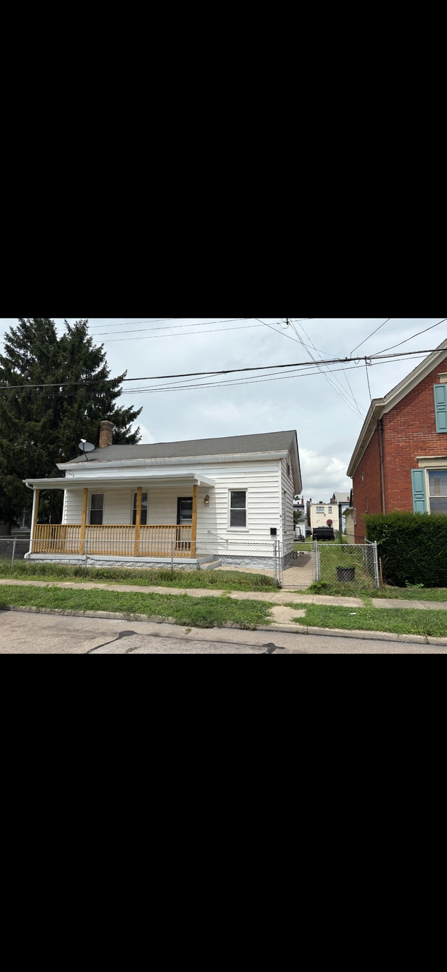 Photo - 210 Maple St House