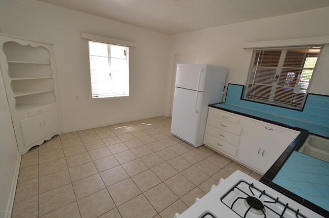 2425 N Los Altos Ave