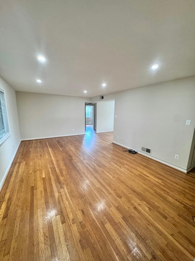 Building Photo - 9424 Adelphi Rd Unit 2 Rental