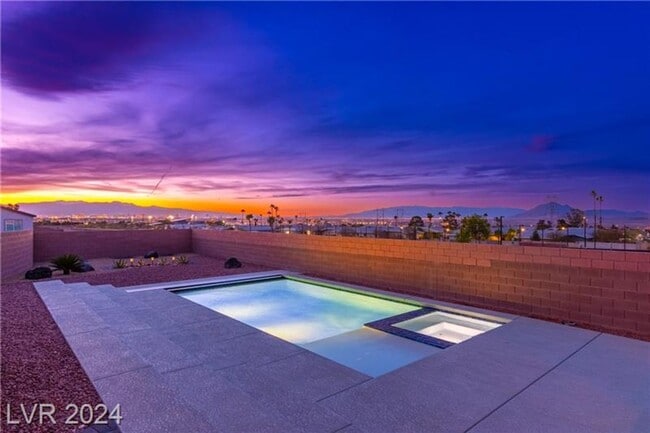 Building Photo - Elevated Desert Living with Strip & Mountain Views – Fully Furnished 6-Bedroom Retreat!