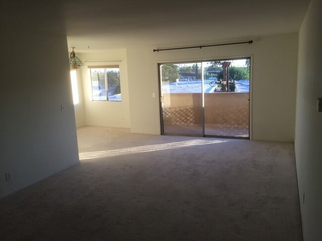 Building Photo - 600 West Stocker Street Unit 312