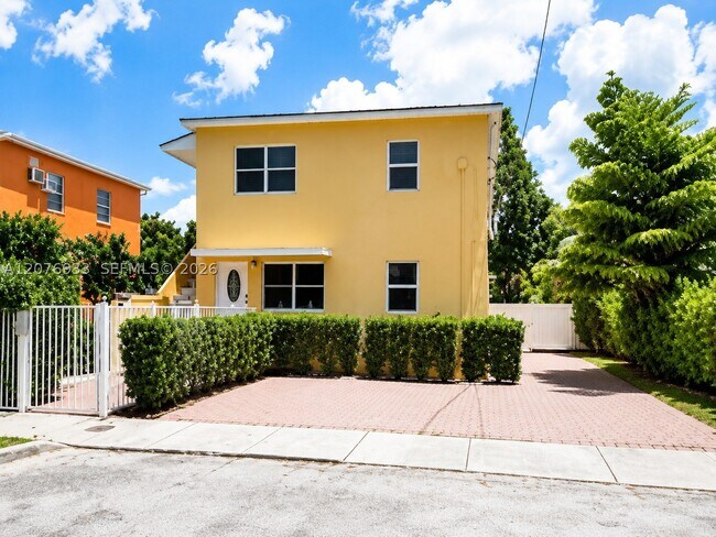 Building Photo - 985 SW 10th St Unit 1