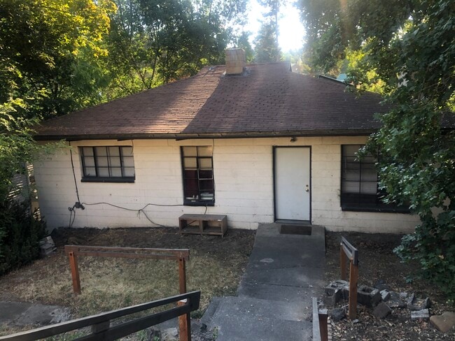 Photo - 1068 NE B St