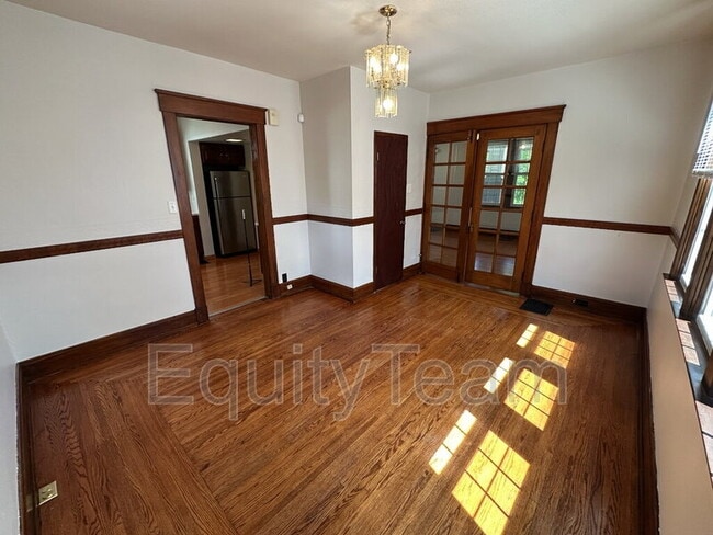 Photo - 3823 Drake Ave