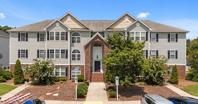 Building Photo - Beautiful Kept Upper Level 2 Bedroom 2 Ful... Unit 301 Rental