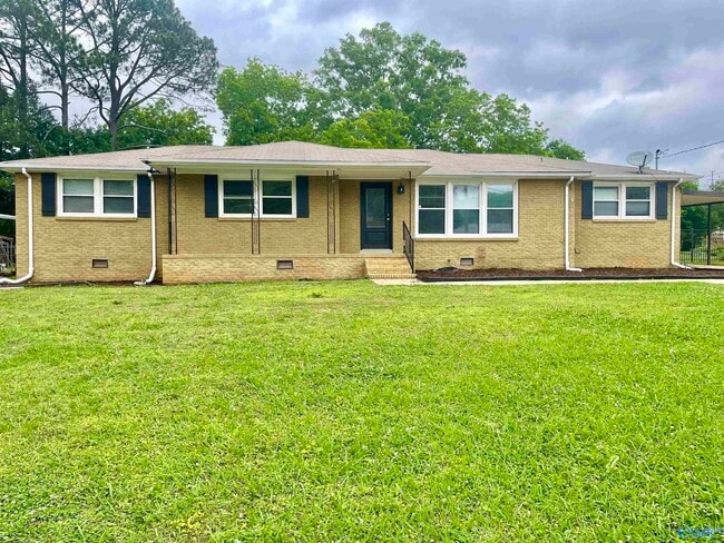 Photo - 304 Meadowbrook Dr SE House