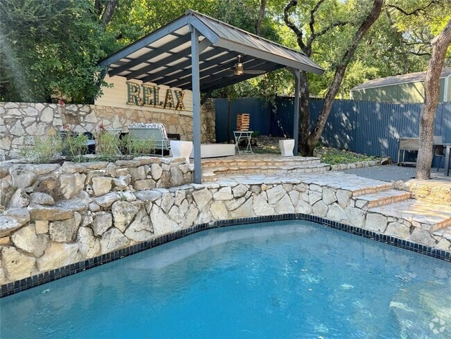 Building Photo - 806 Rock Creek Dr Rental