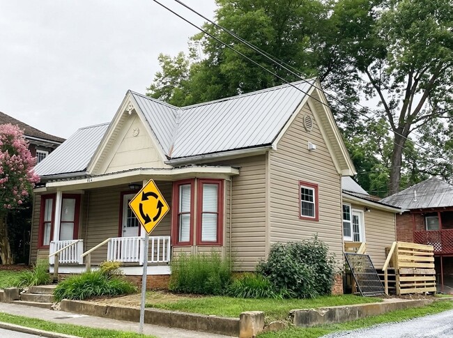 904 Earnest St