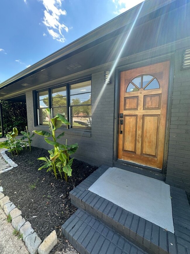Updated 3 Bedroom House on the Eastside - Updated 3 Bedroom House on the Eastside