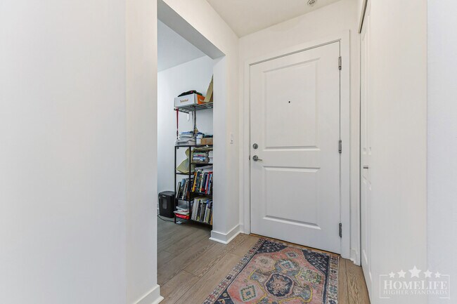 Photo - Charming 2 Bed 2 Bath + Den Ground Level Condo in Walnut Grove Unité A117