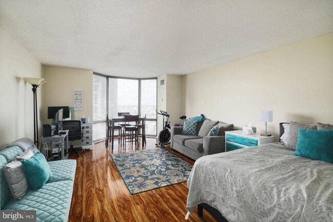 Building Photo - 2018 Walnut St Unit 17F