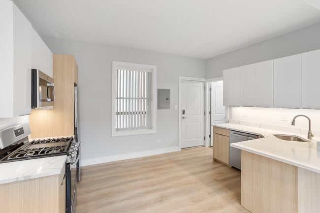 Photo - 7427 N Clark St Unit 3