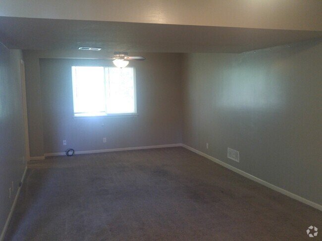 Building Photo - Large 5 bedroom raised ranch Rental