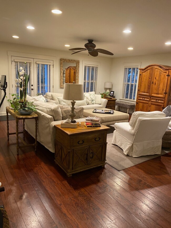 GREAT RM - 107 W Owens St Unit #2