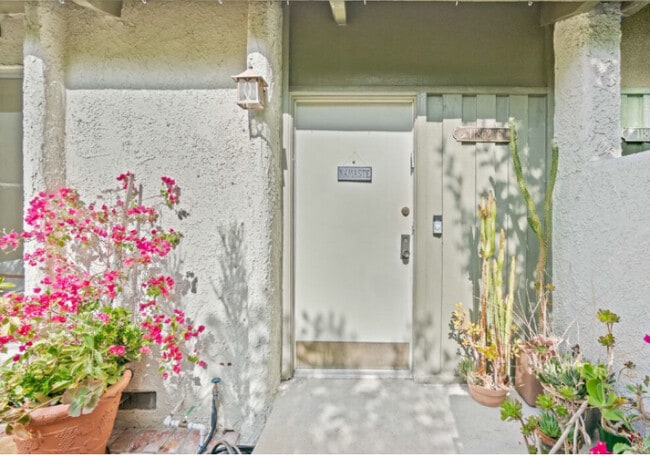 Building Photo - 11862 Moorpark St Rental