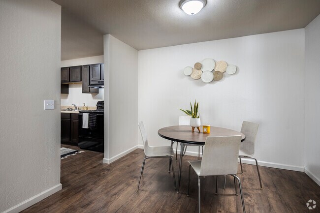 1BR, 1BA - 849SF - Dining Area