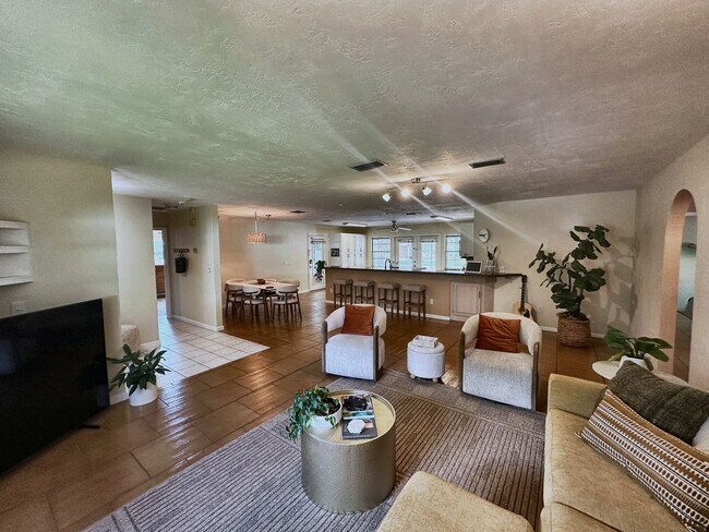 1525 W Beresford Rd