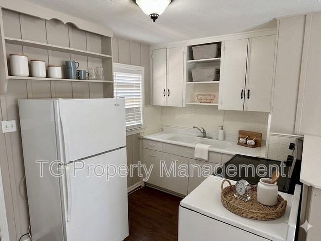 Photo - 5687 Akra Ave