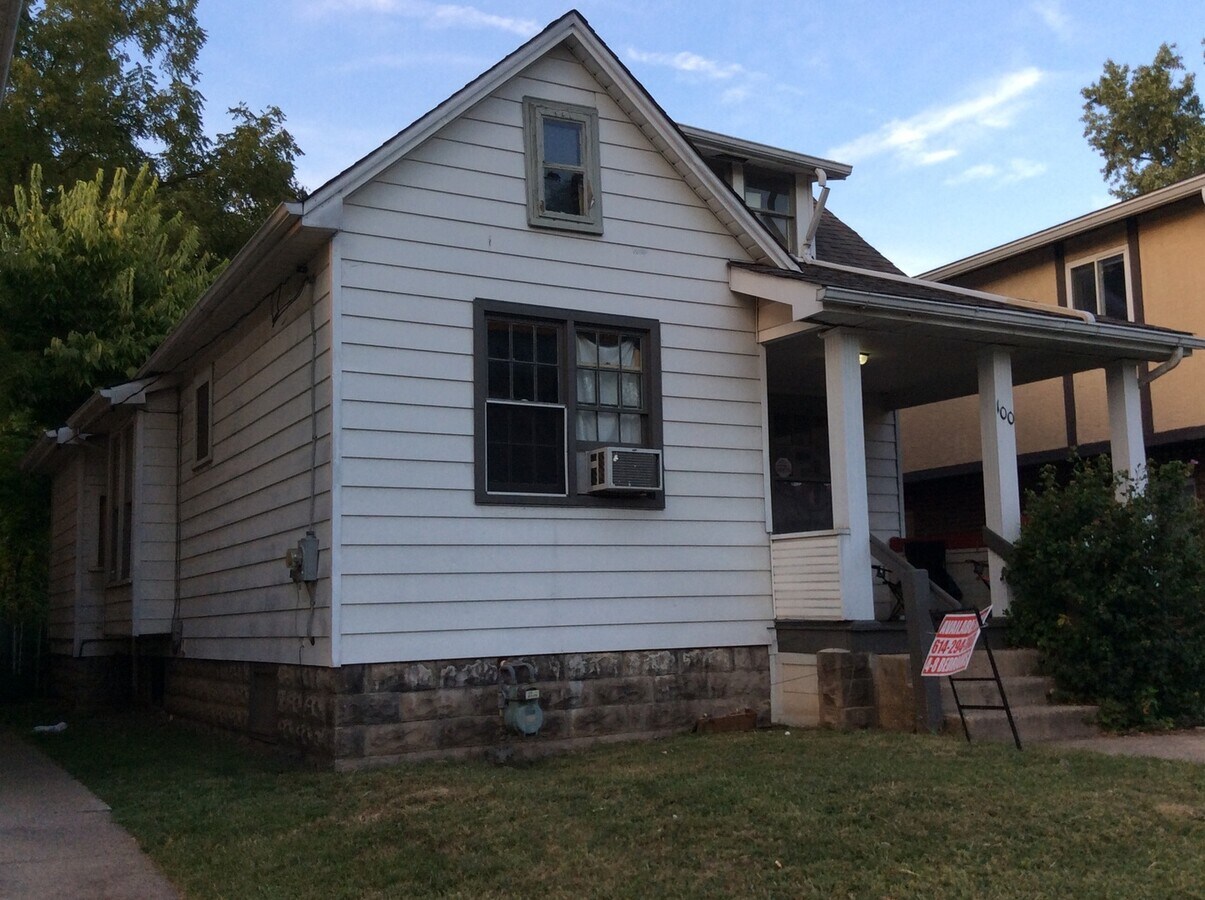 3 bedroom 1 bath single family home with yard. - 3 bedroom 1 bath single family home with yard.