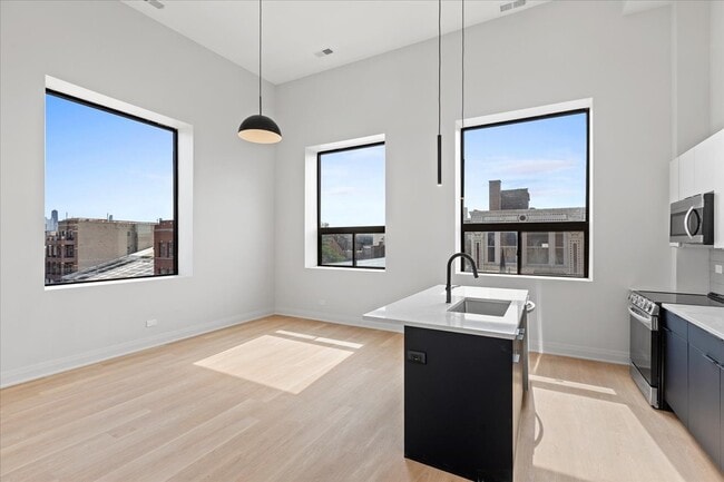 Building Photo - 1934 W North Ave Rental