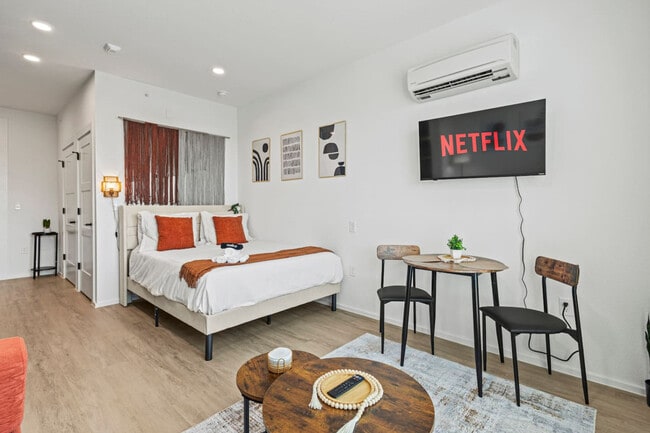 Photo - 596 W 9th St Unidad ID1335765P