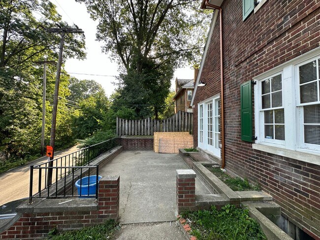 1996 Iuka Ave Unidad 1996