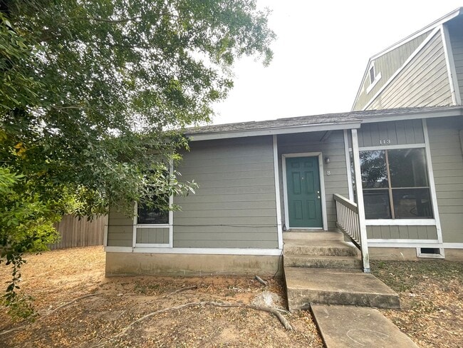 Building Photo - Cosy 2-1 1/2 with a great yard! Unit B