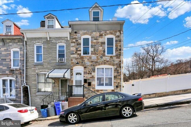 Building Photo - 553 Wunder St Unit 2