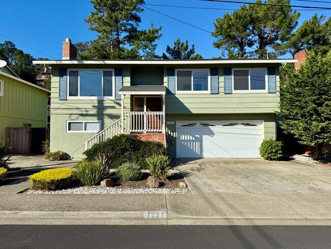 Building Photo - Newly Refreshed 4-Bed/3-Bath House WITH BONUS ROOM