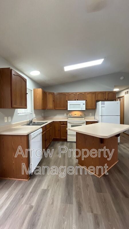 Photo - 200 W Irving St