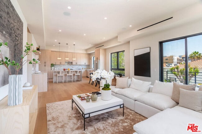 Building Photo - 1863 Barry Ave