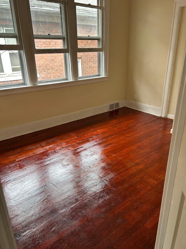 Photo - 2985 W Grand St Unidad 1