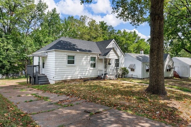 Building Photo - Charming Updated 2 Bed, 1 Bath Ranch – A H... Rental