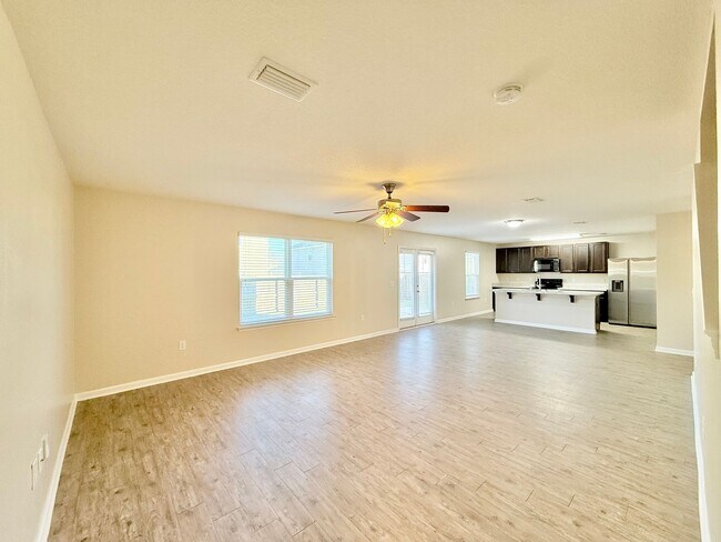 Photo - Spacious 5-Bedroom Home - Open Concept