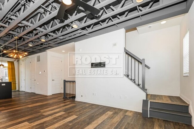 Photo - 10 N Center St