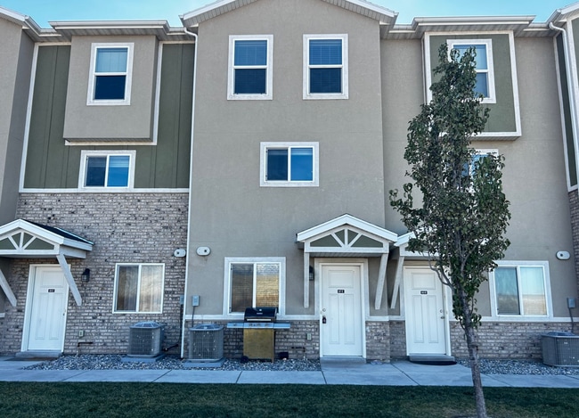 Building Photo - 67 E 700 N Unit 71